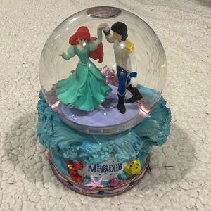 NWT disney little mermaid snowglobe part of your world